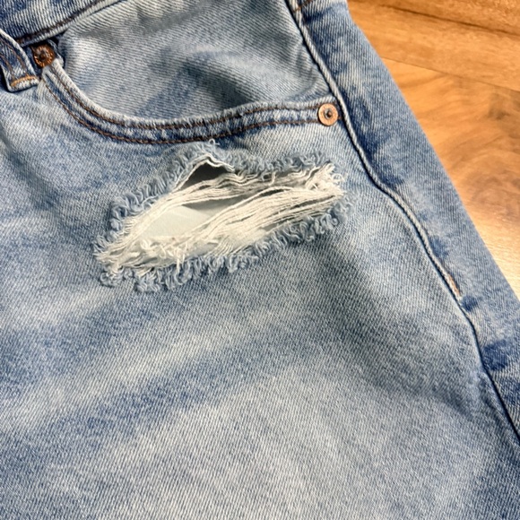 American Eagle Strigid Distressed Mom Denim Women Shorts Size 14 - Picture 9 of 10